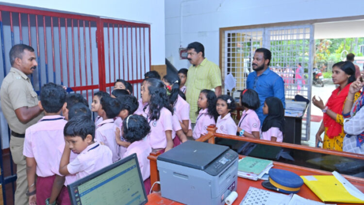 അന്തിക്കാട് കെജിഎം എല്‍.പി. സ്‌കൂളിലെ നാലാം ക്ലാസ് വിദ്യാര്‍ത്ഥികള്‍ പോലീസ് സ്റ്റേഷന്‍ സന്ദര്‍ശിച്ചപ്പോള്‍.