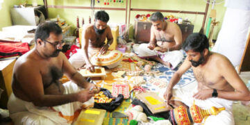 ഇരിങ്ങാലക്കുട ഉണ്ണായിവാര്യര്‍ കലാനിലയത്തില്‍ പുതിയ മെയ്‌ക്കോപ്പുകള്‍ ഒരുക്കുന്ന കലാകാരന്മാര്‍.