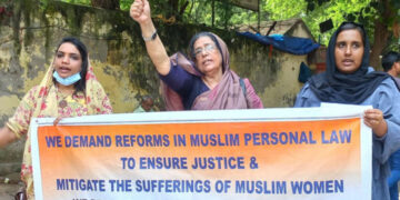 ദല്‍ഹി ജന്തര്‍മന്തറില്‍ നടന്ന ധര്‍ണയില്‍ നിസ ചെയര്‍പേഴ്‌സണ്‍ വി.പി. സുഹ്‌റ സംസാരിക്കുന്നു