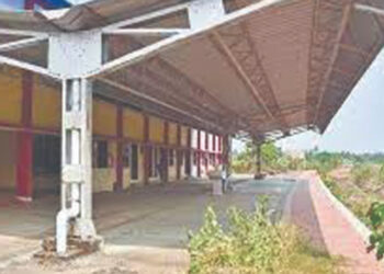 ശബരി പദ്ധതിയുടെ ഭാഗമായി കാലടിയില്‍ നിര്‍മ്മിച്ച റെയില്‍വേ സ്റ്റേഷന്‍ കാടുകയറിയ നിലയില്‍