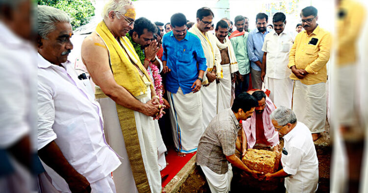 ഗുരുവായൂരില്‍ നിര്‍മ്മിക്കുന്ന ഗോശാലക്ക് ദേവസ്വം ചെയര്‍മാന്‍ ഡോ. വി.കെ. വിജയനും അഡ്മിനിസ്‌ട്രേറ്റര്‍ കെ.പി. വിനയനും ചേര്‍ന്ന് തറക്കല്ലിടുന്നു