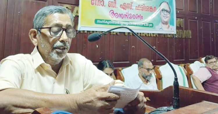 ഡോ.ബി.എസ്. ഹരിശങ്കര്‍ അനുസ്മരണ യോഗത്തില്‍ ആര്‍. സഞ്ജയന്‍ അധ്യക്ഷ പ്രസംഗം നടത്തുന്നു. ഡോ. രാജി ചന്ദ്ര, മുരളി പാറപ്പുറം, ഡോ.ആര്‍. ബാലശങ്കര്‍ എന്നിവര്‍ വേദിയില്‍