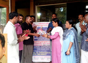  എറവ് ശ്രേയസ് ഹോട്ടലില്‍ ഉത്രാട സദ്യയൊരുക്കി സ്വരൂപിച്ച പണം രവീണ ചികിത്സാ സഹായ സമിതിക്ക് കൈമാറുന്നു. ഇന്‍സെറ്റില്‍ രമേഷ്.  