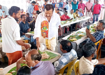 തിരുവനന്തപുരം മെഡിക്കല്‍ കോളജില്‍ സേവാഭാരതിയുടെ നേതൃത്വത്തില്‍ നടന്ന തിരുവോണ സദ്യയില്‍ നടനും മുന്‍ ബിജെപി എംപിയുമായി സുരേഷ്‌ഗോപി സദ്യ വിളമ്പുന്നു