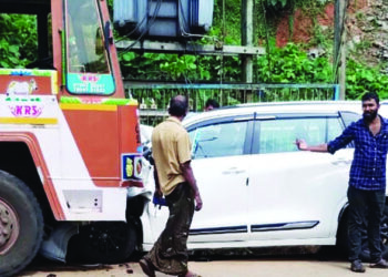 പാലാ-പൊന്‍കുന്നം റോഡില്‍ കടയം ഭാഗത്ത് ലോറിയില്‍ കാര്‍ ഇടിച്ചുണ്ടായ അപകടം.