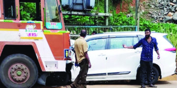 പാലാ-പൊന്‍കുന്നം റോഡില്‍ കടയം ഭാഗത്ത് ലോറിയില്‍ കാര്‍ ഇടിച്ചുണ്ടായ അപകടം.