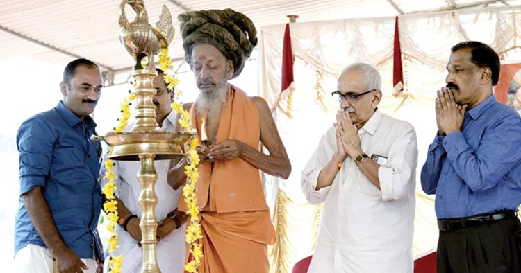 അഗസ്ത്യ ബാലാശ്രമത്തിന്റെ പുതിയ മന്ദിരത്തിന്റെ ശിലാസ്ഥാപനം ചേങ്കോട്ടുകോണം ശ്രീരാമദാസാശ്രമം മഠാധിപതി സ്വാമി ബ്രഹ്മപാദാനന്ദ സരസ്വതി നിര്‍വഹിക്കുന്നു. പങ്കജകസ്തൂരി എംഡി ഡോ. എന്‍. ഹരീന്ദ്രന്‍ നായര്‍, ആര്‍എസ്എസ് പ്രാന്തീയ കാര്യകാരി അംഗം എ.ആര്‍. മോഹനന്‍ എന്നിവര്‍ സമീപം