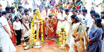 ക്ഷേത്രത്തില്‍ പുതുതായി നിര്‍മിക്കുന്ന ദേവലോകത്തിന്റെ ആധാരശിലാസ്ഥാപനം കഴിഞ്ഞു ക്ഷേത്ര മഠാധിപതി സ്വാമി മഹേശ്വരാനന്ദ സരസ്വതി ദീപാരാധന നടത്തുന്നു. നിയുക്ത എംഎല്‍എ ചാണ്ടി ഉമ്മന്‍, വിന്‍സെന്റ് എംഎല്‍എ, അരുവിപ്പുറം ക്ഷേത്ര മഠാധിപതി സ്വാമി സാന്ദ്രാനന്ദ സമീപം