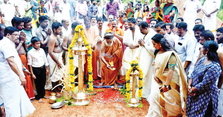 ക്ഷേത്രത്തില്‍ പുതുതായി നിര്‍മിക്കുന്ന ദേവലോകത്തിന്റെ ആധാരശിലാസ്ഥാപനം കഴിഞ്ഞു ക്ഷേത്ര മഠാധിപതി സ്വാമി മഹേശ്വരാനന്ദ സരസ്വതി ദീപാരാധന നടത്തുന്നു. നിയുക്ത എംഎല്‍എ ചാണ്ടി ഉമ്മന്‍, വിന്‍സെന്റ് എംഎല്‍എ, അരുവിപ്പുറം ക്ഷേത്ര മഠാധിപതി സ്വാമി സാന്ദ്രാനന്ദ സമീപം