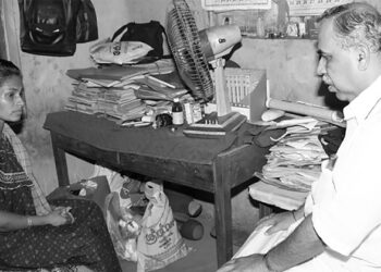 2006 ല്‍ കിളിമാനൂരില്‍ സുനില്‍കുമാറിനെ ഇസ്ലാമിക തീവ്രവാദികള്‍ കൊലപ്പെടുത്തിയപ്പോള്‍ സുനില്‍ കുമാറിന്റെ വീട്ടില്‍ മുകുന്ദേട്ടന്‍ എത്തിയപ്പോള്‍ (ഫയല്‍ ചിത്രം)