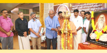 പന്മന ആശ്രമത്തില്‍ ചട്ടമ്പി സ്വാമി ജയന്തിയാഘോഷങ്ങളുടെ ഭാഗമായി നടന്ന മാധ്യമ സെമിനാര്‍ ഏഷ്യാനെറ്റ് ന്യൂസ് മുന്‍ എഡിറ്റര്‍ എം.ജി. രാധാകൃഷ്ണന്‍ ഉദ്ഘാടനം ചെയ്യുന്നു. ജി. സജിത്ത്കുമാര്‍, എ.ആര്‍. ഗിരീഷ്‌കുമാര്‍, എസ്. അനി
ല്‍, ആര്‍. പ്രദീപ്, സ്വാമി നിത്യസ്വരൂപാനന്ദ, ജി. ബാലചന്ദ്രന്‍, പ്രൊഫ. സി. ശശിധരക്കുറുപ്പ്, വിഷ്ണുവേണുഗോപാല്‍ എന്നിവര്‍ സമീപം