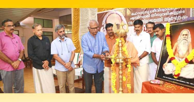 പന്മന ആശ്രമത്തില്‍ ചട്ടമ്പി സ്വാമി ജയന്തിയാഘോഷങ്ങളുടെ ഭാഗമായി നടന്ന മാധ്യമ സെമിനാര്‍ ഏഷ്യാനെറ്റ് ന്യൂസ് മുന്‍ എഡിറ്റര്‍ എം.ജി. രാധാകൃഷ്ണന്‍ ഉദ്ഘാടനം ചെയ്യുന്നു. ജി. സജിത്ത്കുമാര്‍, എ.ആര്‍. ഗിരീഷ്‌കുമാര്‍, എസ്. അനി
ല്‍, ആര്‍. പ്രദീപ്, സ്വാമി നിത്യസ്വരൂപാനന്ദ, ജി. ബാലചന്ദ്രന്‍, പ്രൊഫ. സി. ശശിധരക്കുറുപ്പ്, വിഷ്ണുവേണുഗോപാല്‍ എന്നിവര്‍ സമീപം