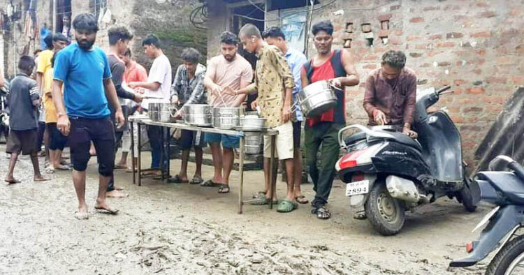 വെള്ളപ്പൊക്ക ദുരിതബാധിതര്‍ക്ക് നാഗ്പൂരിലെ അംബാഝരിയില്‍ ആര്‍എസ്എസ് പ്രവര്‍ത്തകര്‍ ഭക്ഷണം വിതരണം ചെയ്യുന്നു