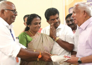 സേവാഭാരതിക്ക് കൈമാറിയ ഭൂമിയുടെ രേഖ അപ്പുക്കുട്ടന്‍ നായരും ഭാര്യ അംബികാ ദേവിയും ചേര്‍ന്ന് ഐഎസ്ആര്‍ഒ മുന്‍ ചെയര്‍മാന്‍ ജി. മാധവന്‍ നായര്‍ക്ക് കൈമാറുന്നു