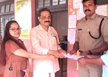 സതീശ് കുമാറും മകള്‍ ഡോ. കാര്‍ത്തിക സതീശും ആധാരം കൈമാറുന്നു