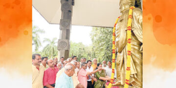 സ്വാമി വിവേകാനന്ദന്റെ 1893 സപ്തംബര്‍ 11ലെ ചിക്കാഗോ പ്രസംഗ വാര്‍ഷികം വിശ്വ സാഹോദര്യ ദിനമായി ആചരിക്കുന്നതിന്റെ ഭാഗമായി തിരുവനന്തപുരം കവടിയാര്‍ വിവേകാനന്ദ പാര്‍ക്കിലെ വിവേകാനന്ദ പ്രതിമയില്‍ മുന്‍ കേന്ദ്ര മന്ത്രി ഒ. രാജഗോപാല്‍, ഭാരതീയ വിചാര കേന്ദ്രം ഡയറക്ടര്‍ ആര്‍. സഞ്ജയന്‍, സംസ്ഥാന അധ്യക്ഷന്‍ ഡോ. സി.വി. ജയമണി എന്നിവരുടെ നേതൃത്വത്തില്‍ പുഷ്പാര്‍ച്ചന നടത്തുന്നു.