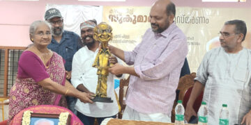 ഡാവിഞ്ചി സുരേഷ് നിര്‍മിച്ച കാര്‍ട്ടൂണിസ്റ്റ് സുകുമാറിന്റെ കാരിക്കേച്ചര്‍ പ്രതിമ മന്ത്രി പി. രാജീവില്‍ നിന്ന് സുകുമാറിന്റെ മകള്‍ സുമംഗല ഏറ്റുവാങ്ങുന്നു