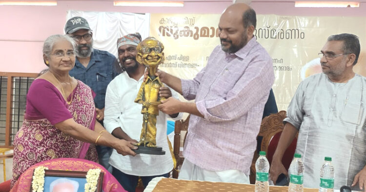 ഡാവിഞ്ചി സുരേഷ് നിര്‍മിച്ച കാര്‍ട്ടൂണിസ്റ്റ് സുകുമാറിന്റെ കാരിക്കേച്ചര്‍ പ്രതിമ മന്ത്രി പി. രാജീവില്‍ നിന്ന് സുകുമാറിന്റെ മകള്‍ സുമംഗല ഏറ്റുവാങ്ങുന്നു