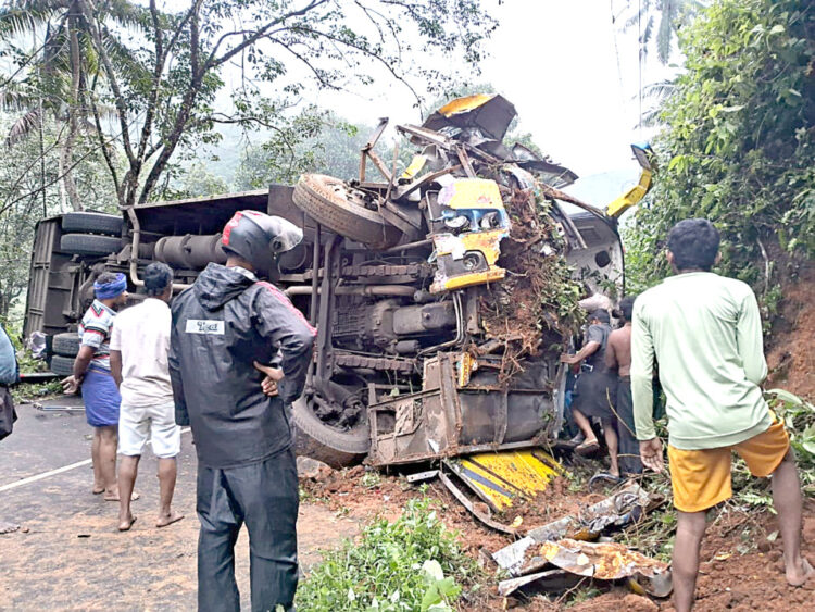 കണമല അട്ടിവളവില്‍ ശബരിമല തീര്‍ത്ഥാടകരുടെ ബസ് മറിഞ്ഞുണ്ടായ അപകടം