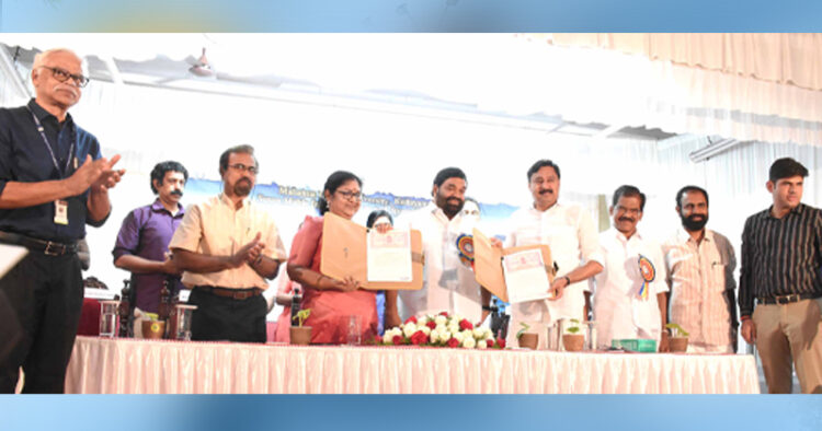 എംജി സര്വകലാശാലയില് സൂസന് മേബിള് ഇന്ഡോര് സ്റ്റേഡിയം ആന്ഡ് സ്പോര്ട്സ് കോംപ്ലക്സ് പദ്ധതിക്കായി ഒപ്പുവച്ച ധാരണാപത്രം മന്ത്രിമാരായ ആര്. ബിന്ദുവും
വി. അബ്ദുറഹിമാനും പ്രദര്ശിപ്പിക്കുന്നു