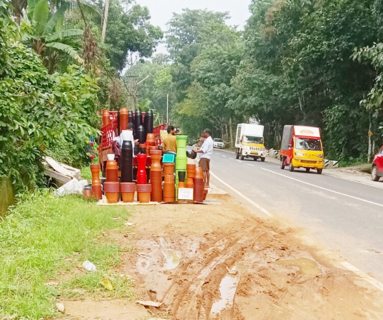 അപകടം പതിവായ പാമ്പാടി ഒന്‍പതാം മൈലിന് സമീപത്തെ വഴിയോരക്കച്ചവടം