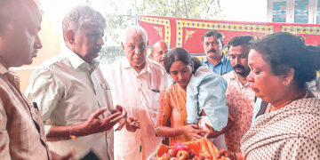 സഞ്ജിത്തിന്റെ അമ്മ സുനിത, ഭാര്യ അര്‍ഷിക എന്നിവര്‍ ആര്‍എസ്എസ് പ്രാന്ത കാര്യവാഹ് പി.എന്‍. ഈശ്വരനില്‍നിന്ന് വീടിന്റെ താക്കോല്‍ ഏറ്റുവാങ്ങുന്നു