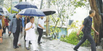 സിക്കിം മുഖ്യമന്ത്രി പ്രേംസിങ് തമാങ് പ്രളയബാധിത മേഖലകള്‍ സന്ദര്‍ശിച്ചപ്പോള്‍