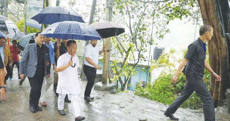 സിക്കിം മുഖ്യമന്ത്രി പ്രേംസിങ് തമാങ് പ്രളയബാധിത മേഖലകള്‍ സന്ദര്‍ശിച്ചപ്പോള്‍