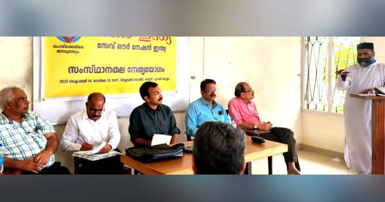 കലൂര്‍ റിന്യൂവല്‍ സെന്ററില്‍ ചേര്‍ന്ന സണ്‍ ഇന്ത്യാ സംസ്ഥാന സമിതി യോഗത്തില്‍ ഫാ. ബിജോയ് സംസാരിക്കുന്നു. ബിജു തോമസ്, സണ്ണി ജോസഫ്, കേണല്‍ ഡിന്നി, കെ.ബി. ശ്രീകുമാര്‍, മുഹമ്മദ് ഷെരീഫ് സമീപം