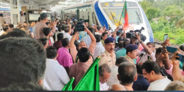 വന്ദേഭാരത് എക്സ്പ്രസിന് ചെങ്ങന്നൂര്‍ റെയില്‍വെ സ്റ്റേഷനില്‍ സ്വീകരണം നല്‍കുന്നു.