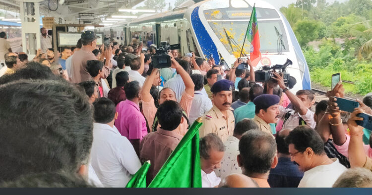 വന്ദേഭാരത് എക്സ്പ്രസിന് ചെങ്ങന്നൂര്‍ റെയില്‍വെ സ്റ്റേഷനില്‍ സ്വീകരണം നല്‍കുന്നു.