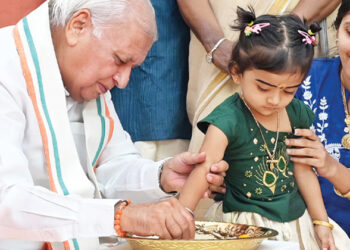 രാജ് ഭവനിലെ എഴുത്തിനിരുത്തല്‍ ചടങ്ങില്‍ ഗവര്‍ണര്‍ ആരിഫ് മുഹമ്മദ്ഖാന്‍ ഹരിശ്രീ എഴുതിക്കുന്നു