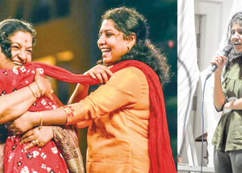 1. 2017 ല്‍ തിരുവനന്തപുരം നിശാഗന്ധി ഓഡിറ്റോറിയത്തില്‍ സ്പര്‍ശം പരിപാടിയുടെ ഉദ്ഘാടനവേദിയില്‍ ഗാനം ആലപിച്ച അനന്യ ബിജേഷിനെ ഗായിക കെ.എസ്. ചിത്ര ആശ്ലേഷിക്കുന്നു. അമ്മ അനുപമ സമീപം (ഫയല്‍ ചിത്രം). 2. സംസ്ഥാന സ്‌പെഷല്‍ സ്‌കൂള്‍ കലോത്സവത്തില്‍ ലളിതഗാനം ആലപിക്കുന്ന അനന്യ