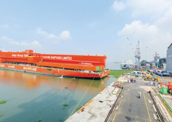 600 ടണ്‍ ഗാന്‍ട്രി ക്രെയിന്‍ കഴിഞ്ഞ ദിവസം ദക്ഷിണ കൊറിയയില്‍ നിന്നു കൊച്ചി തുറമുഖത്തെത്തിച്ചപ്പോള്‍