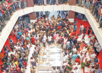 കൊച്ചി ശാസ്ത്ര സാങ്കേതിക സര്‍വകലാശാലയില്‍ കഴിഞ്ഞദിവസം ടെക് ഫെസ്റ്റിനിടെ തിക്കിലും തിരക്കിലും പെട്ട്
ജീവന്‍ പൊലിഞ്ഞ വിദ്യാര്‍ഥികളുടെ മൃതദേഹങ്ങള്‍ ഇന്നലെ സര്‍വകലാശാലയില്‍ പൊതുദര്‍ശനത്തിന് വച്ചപ്പോള്‍