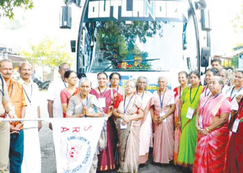 വയോജനങ്ങളുടെ ഉല്ലാസയാത്ര പള്ളുരുത്തി സബ്ബ് ഇന്‍സ്‌പെക്ടര്‍ സിബി ടി. ദാസ് ഉദ്ഘാടനം ചെയ്യുന്നു.
