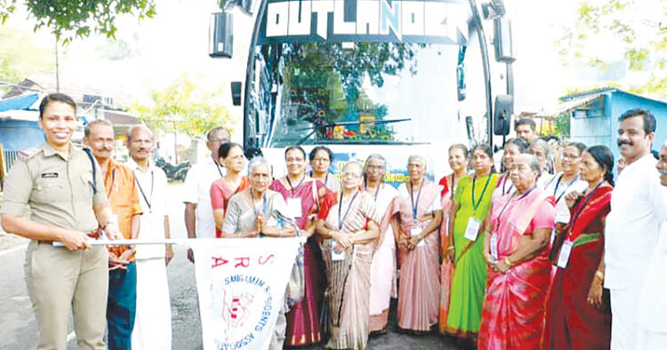 വയോജനങ്ങളുടെ ഉല്ലാസയാത്ര പള്ളുരുത്തി സബ്ബ് ഇന്‍സ്‌പെക്ടര്‍ സിബി ടി. ദാസ് ഉദ്ഘാടനം ചെയ്യുന്നു.