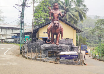 പമ്പ ത്രിവേണിയില്‍ ദേവസ്വം ബോര്‍ഡ് സ്ഥാപിച്ച പുലിവാഹനനായ അയ്യപ്പന്റെ ശില്പം