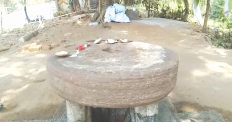 ഒഡീഷയിലെ ഖഡക് നദിയില്‍ നിന്ന് കണ്ടെത്തിയ രഥചക്രം