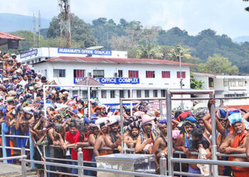 ശബരിമല സന്നിധാനത്ത് ദര്‍ശനത്തിനായി കാത്തുനില്‍ക്കുന്ന ഭക്തര്‍