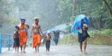 മഴയത്ത് നീലിമല കയറുന്ന അയ്യപ്പന്മാര്‍