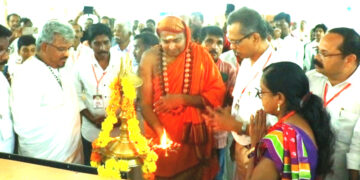 വിശ്വകര്‍മ്മ നവോത്ഥാന്‍ ഫൗണ്ടേഷന്‍ ദേശീയ പ്രതിനിധി സമ്മേളനം കോട്ടയം കോടിമതയില്‍ തിരുനെല്‍വേലി കോലാരിനാഥ വിശ്വകര്‍മ്മ അധീനം മഠാധിപതി സ്വാമി ബുദ്ധാത്മാനന്ദ സരസ്വതി ഉദ്ഘാടനം ചെയ്യുന്നു