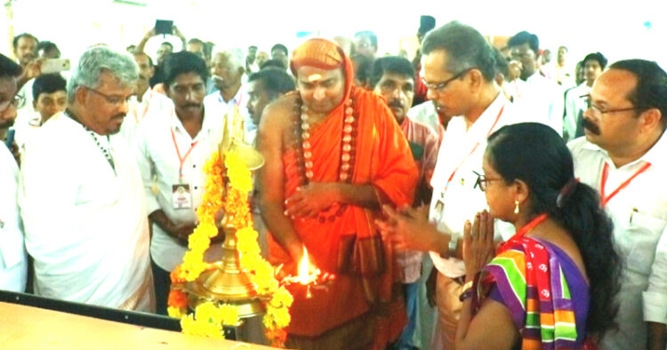 വിശ്വകര്‍മ്മ നവോത്ഥാന്‍ ഫൗണ്ടേഷന്‍ ദേശീയ പ്രതിനിധി സമ്മേളനം കോട്ടയം കോടിമതയില്‍ തിരുനെല്‍വേലി കോലാരിനാഥ വിശ്വകര്‍മ്മ അധീനം മഠാധിപതി സ്വാമി ബുദ്ധാത്മാനന്ദ സരസ്വതി ഉദ്ഘാടനം ചെയ്യുന്നു