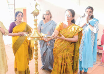 മഹിളാ സമന്വയവേദിയുടെ കവിയരങ്ങ് ഡോ.വി. ശശികല ഉദ്ഘാടനം ചെയ്യുന്നു. അഡ്വ.ഗീത, ഡോ. വി.സുജാത, ടി.വി. സുഗതകുമാരി, നീലിമ കുറുപ്പ് തുടങ്ങിയവര്‍ സമീപം