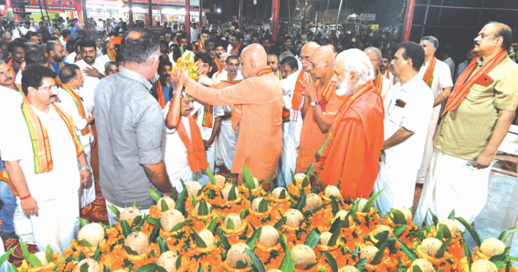 പ്രാണപ്രതിഷ്ഠയോടനുബന്ധിച്ച് സംസ്ഥാനത്തെ എല്ലാ വീടുകളിലുമെത്തിക്കാന്‍ അയോധ്യയില്‍ നിന്നും പൂജിച്ചുകൊണ്ടുവന്ന അക്ഷതം ശ്രീരാമ ജന്മഭൂമി തീര്‍ത്ഥ ക്ഷേത്ര ട്രസ്റ്റിന്റെ ആഭിമുഖ്യത്തില്‍ തിരുവനന്തപുരം മഹാനഗരത്തിലെ സംയോജകര്‍ക്ക് കരിക്കകം ദേവി ക്ഷേത്രത്തില്‍ വച്ച് സ്വാമി ഹരിഹരാനന്ദ കൈമാറുന്നു. പാപ്പനംകോട് സജി, ആര്‍. കൃഷ്ണകുമാര്‍, എസ്. സേതുമാധവന്‍, സ്വാമി സുകുമാരാനന്ദ, സ്വാമി ശിവാമൃതാനന്ദ പുരി, എച്ച്. ഗണേഷ്. സി. ബാബുക്കുട്ടന്‍ കെ.എന്‍. വെങ്കിടേഷ്, ടി.പി. സെന്‍കുമാര്‍ സമീപം