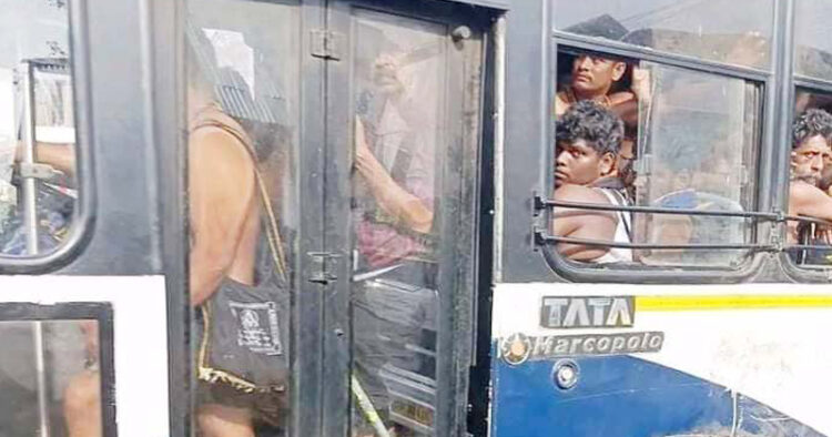 നിലയ്ക്കലില്‍ നിന്നും തീര്‍ത്ഥാടകരെ ബസില്‍ കുത്തിനിറച്ച് കൊണ്ടുപോകുന്നു