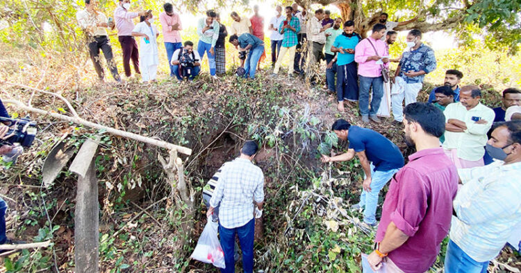 കേന്ദ്ര മലിനീകരണ നിയന്ത്രണ ബോര്‍ഡിന്റെ നേതൃത്വത്തില്‍ എന്‍ഡോസള്‍ഫാന്‍ കുഴിച്ച് മൂടിയ സ്ഥലങ്ങള്‍ പരിശോധിക്കുന്നു