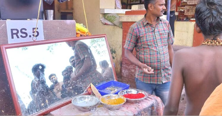 എരുമേലിയില്‍ നടപ്പന്തലിനുള്ളില്‍ കുറിതൊടാന്‍ സൗകര്യം ഒരുക്കിയിരിക്കുന്നു. സമീപത്ത് അഞ്ച് രൂപയെന്ന് എഴുതിയിരിക്കുന്നതും കാണാം.