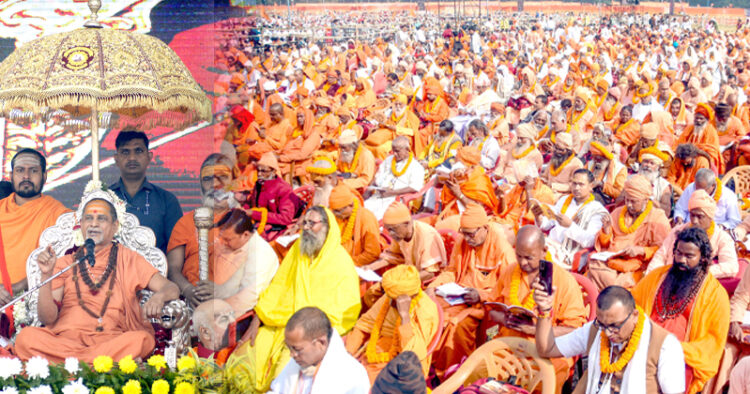 കൊല്‍ക്കത്തയിലെ ബ്രിഗേഡ് പരേഡ് ഗ്രൗണ്ടില്‍ നടന്ന ലോക്കോ കാന്തെ ഗീതാ പഥ് പരിപാടി ദ്വാരകാ മഠത്തിലെ സ്വാമി സദാനന്ദ സരസ്വതി അനുഗ്രഹ പ്രഭാഷണം നടത്തുന്നു