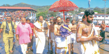 മണ്ഡലപൂജയോട് അനുബന്ധിച്ച് സന്നിധാനത്ത് നടന്ന കളഭം എഴുന്നള്ളത്ത്